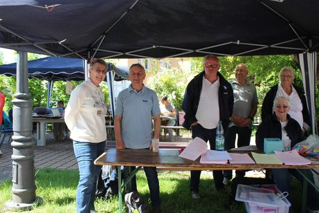 Menschen vor einen Stand