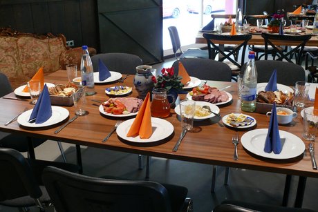 Die Besucher*innen können kommen Das Foto zeigt einen eingedeckten Tisch