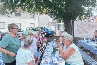 Doris Hartl informiert die Anwesenden Frauen