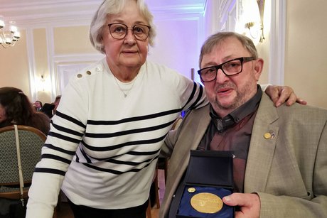 Marija Schmidt und Jürgen Wöhrle (von links) nach der Verleihung der Medaille. Jürgen Wöhrle hält die Bürgermedaille in einem kleinen Kästchen in der Hand.