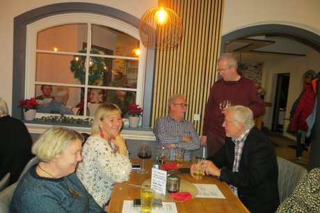 Mitglieder in angeregter Unterhaltung