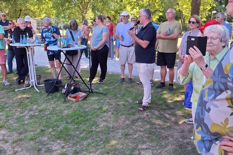 Bürgermeister Jörg Rotter während seiner Ansprache zur Wiedereröffnung des Parks.