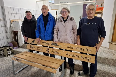 Danke den Helfern f&uuml;r den Aufbau der Bank