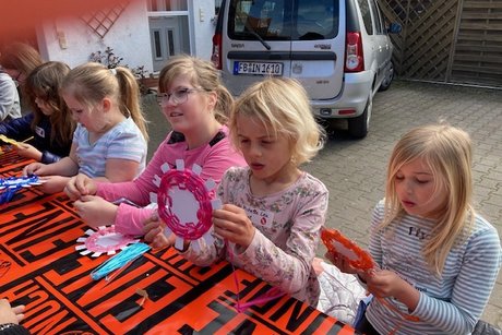 Kinder beim basteln