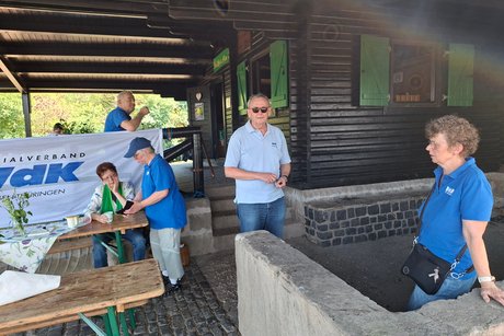 Vorbereitungen zur Grillfeier auf der Reither Alm Vorbereitungen zur Grillfeier auf der Reither Alm