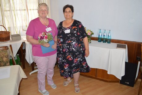 Frau Renate Grohe (l.) wird für 25 Jahre Mitgliedschaft im VdK geehrt.