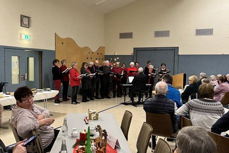 Der Chor singt.