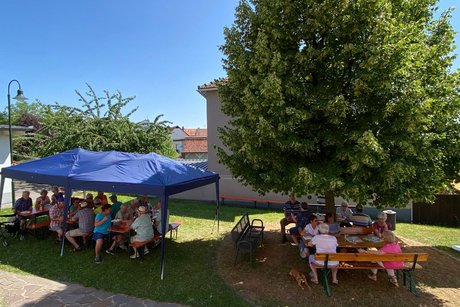 Gemeinsames Essen im Schatten