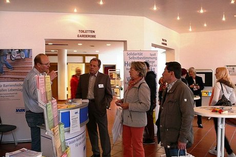Der stellvertretende Ortsverbandsvorsitzende Stefan Reifenberger (links im Bild) legt die Vorzüge einer VdK-Mitgliedschaft dar.