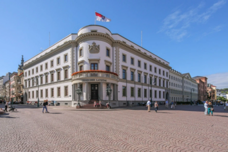 Der hessische Landtag, das höchste hessische Verfassungsorgan, hat seinen Sitz in diesem Gebäude