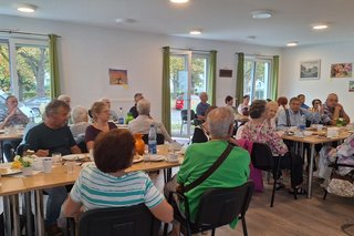 Mitglieder bei Kaffee und Kuchen