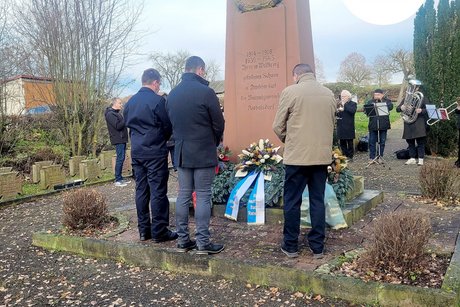 Bild Kranzniederlegung 2025 3 Friedhof Riebelsdorf