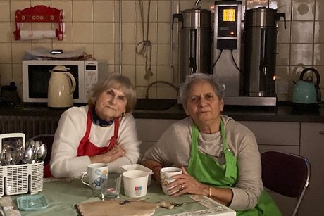 Frau Herrmann und ihre Kollegin kümmern sich liebevoll um unser leibliches Wohl