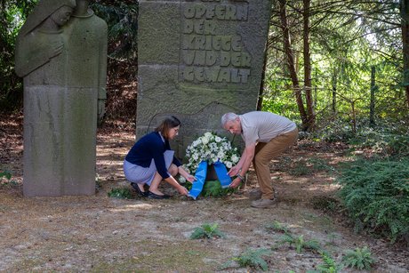 Kranzniederlegung zum Gedenken an die Opfer von Flucht und Vertreibung am Ehrenmal des Friedhofs in Hattersheim