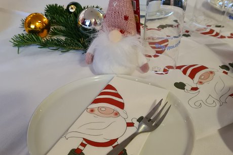 Weihnachlich eingedeckter Tisch