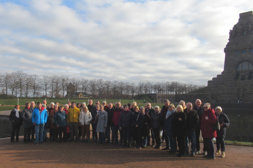 Adventsfahrt Leipzig 1 Gruppenbild vor dem Völkerschlachtdenkmal