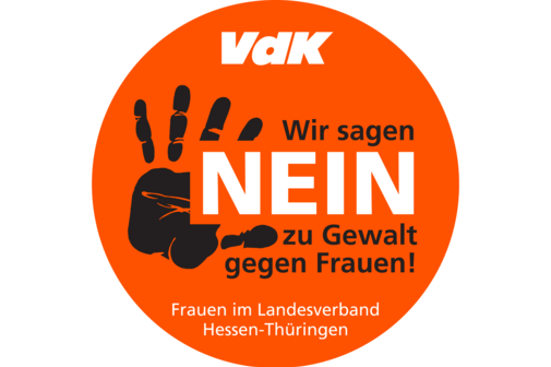 Weiße Schrift auf orangenen Hintergrund: "VdK", darunter in Schawrzer und weißer Schrift:"Wir sagen Nein zu Gewalt gegen Frauen". Darunter in weißer Schrift:"Frauen im Landesverband Hessen - Thüringen". Ein schwarzer Handabdruck links im Hintergrund.
