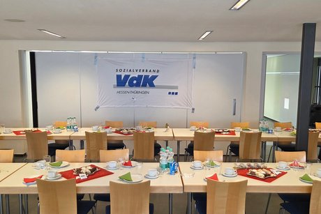 Liebevoll eingedeckte Tische, die Vorbereitungen gehen dem Ende zu.