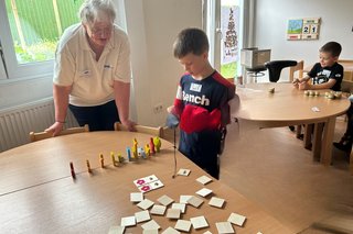 Hannelore Trabandt führte die Kinder beim Hör und Fühl vergleich, es mussten immer zwei gleiche Symbole erraten werden