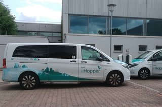 Das Bild zeigt das Fahrzeug "Hopper" auf dem Parkplatz der Stadthalle in Langen