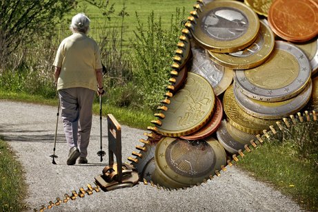 &Auml;ltere Dame mit Walking St&ouml;cken und M&uuml;nzen hinter einem Rei&szlig;verschluss
