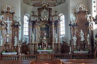 Ein Blick in den Kircheninnenraum / Altar