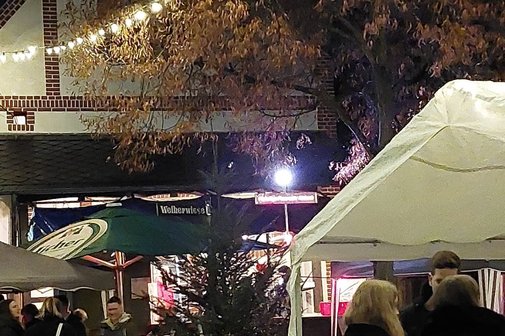 Atzbacher Backhaus weihnachtlich geschm&uuml;ckt mit Lichterketten und Tannenb&auml;umen