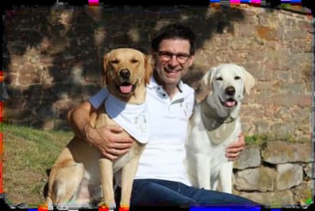 Sascha Mahnel mit seinen zwei Therapiehunden