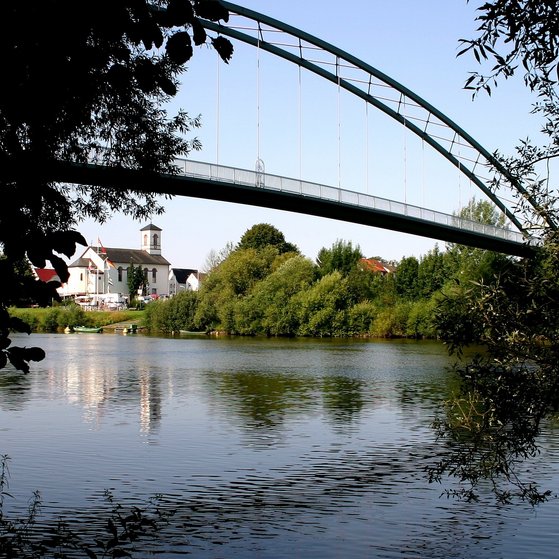 im Vordergrund die Br&uuml;cke, im Hintergrund die Kirche von Mainflingen