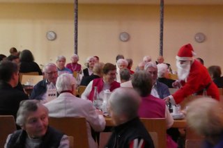 Nikolaus beim Überreichen der Geschenke