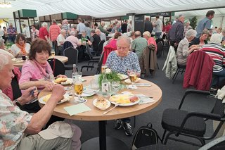 Teilnehmer beim Spargelessen