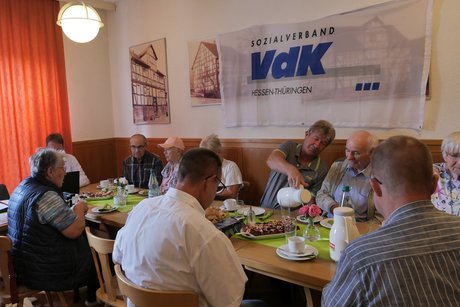 Foto zeigt die Mitglieder beim geselligen Beisammensein