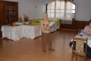 Frau Annegrete Barth beim Vortragen einer Herbstgeschichte