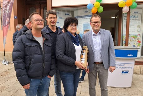 Menschen vor der neuen Geschäftsstelle