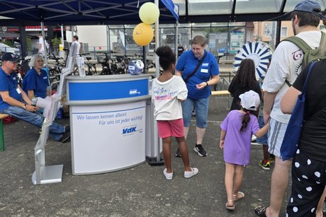 Am VdK Stand, Besucher beim Gl&uuml;cksrad