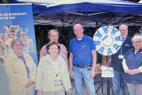 6 Personen stehen vor dem VdK-Infostand