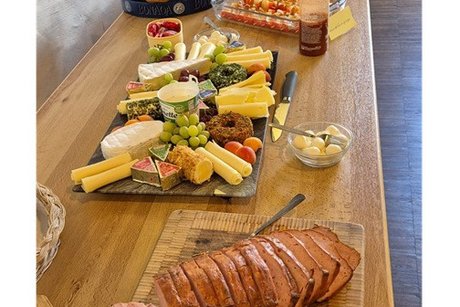eine grosses buffet mit unterschiedlichen speisen