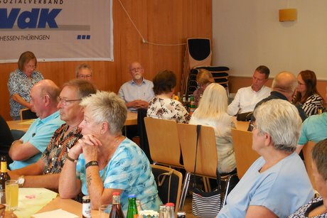 Aufmerksame Zuhörer folgen der Sitzung