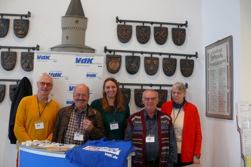 Der Infostand mit Betreuerinnen und Betreuern