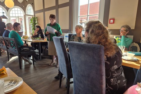 Monika Scharfenberg moderiert ein unterhaltsames Quiz zum Frauentag