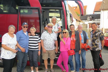 Fr&ouml;hliche Mitglieder bei der Ankunft zu Hause