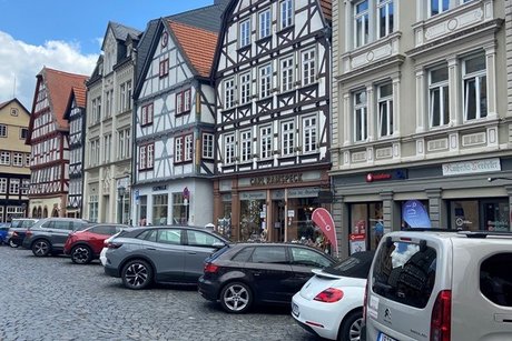 Marktplatz mit Lokalen und Geschäften