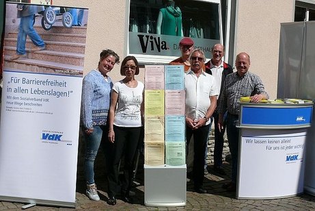 Interessierte Bürgerinnen und Bürger wurden am Samstag vom VdK-Ortsverbandsvorsitzenden Alfred Strauß (rechts im Bild) und weiteren Vorstandsmitgliedern informiert und beraten.