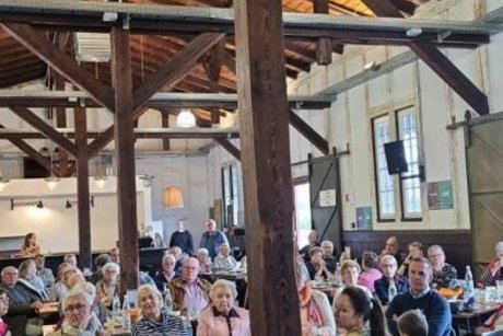Mitglieder und Gäste im Kulturbahnhof