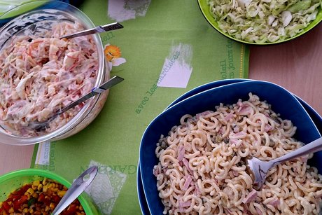 Ein Ausschnitt des Buffets mit ein paar mitgebrachten Salaten.