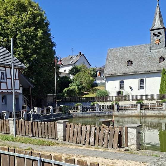 Bild der Kirche in Oberquembach