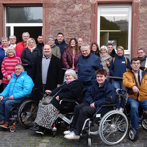 Das Bild zeigt Teilnehmende vor der VdK-Gesch&auml;ftsstelle im Schulg&auml;&szlig;chen