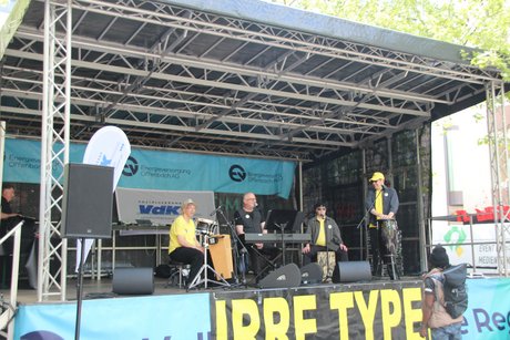 Die Musikband Irre Typen auf der Bühne