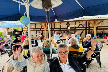 Menschen im Biergarten
