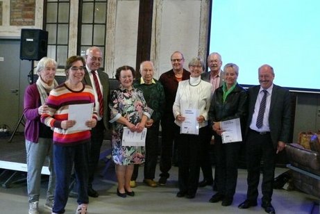 die Geehrten und VdK-Landesvorsitzender Paul Weimann, dritter von links, sowie VdK-Ortverbandsvorsitzender Alfred Strauß, rechts, und seine Vorstandskollegen